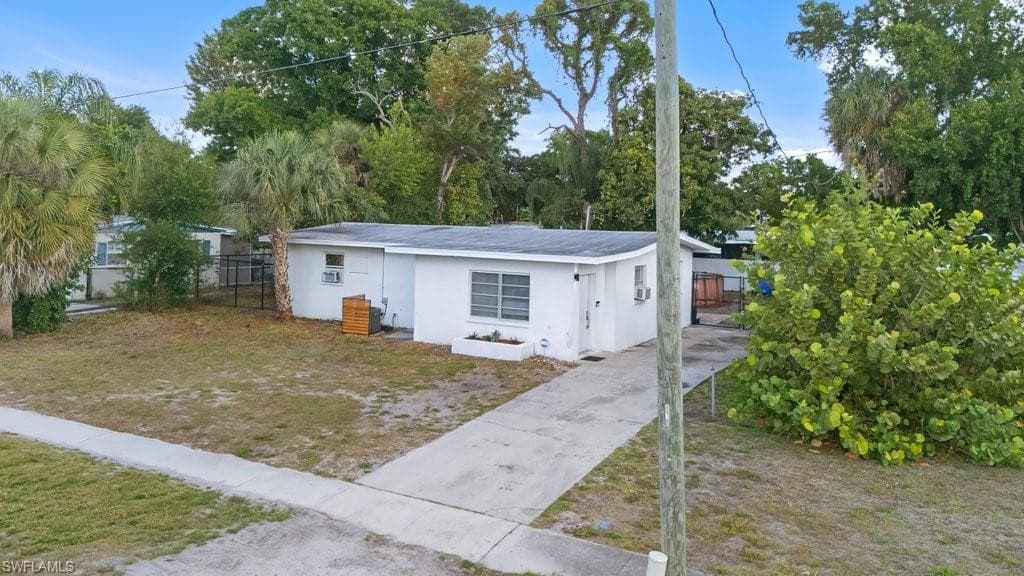 912 Hibiscus LN NORTH FORT MYERS, FL 33903
