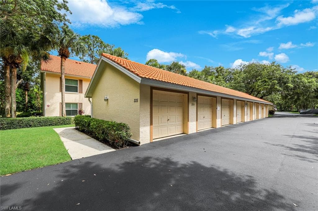 225 Robin Hood CIR 101 NAPLES, FL 34104