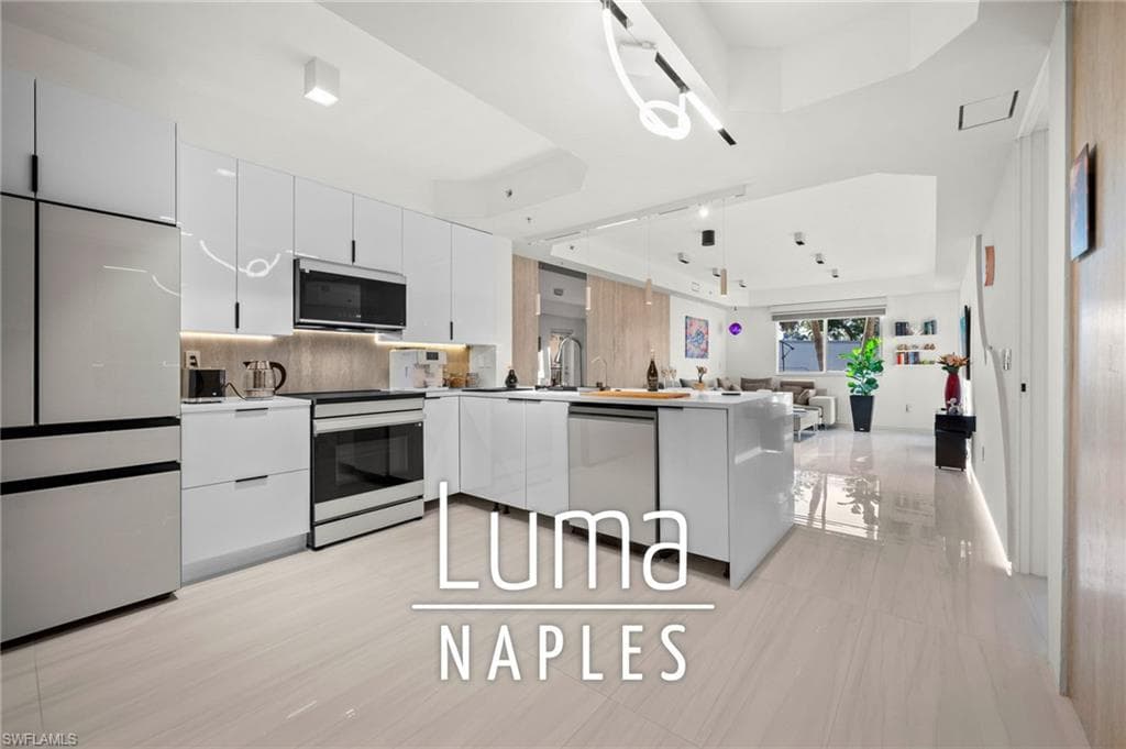 1100 Pine Ridge RD B103 NAPLES, FL 34108