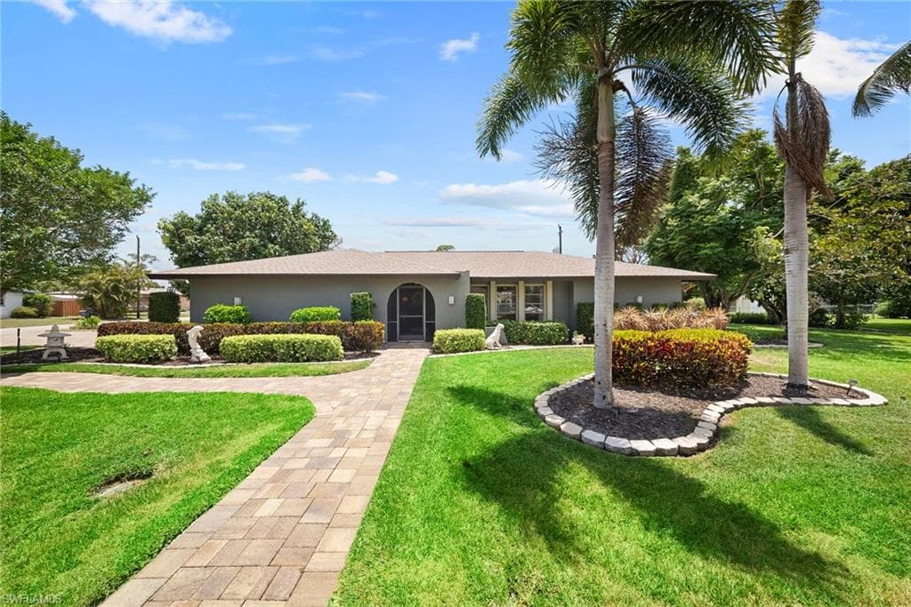 8713 Crest LN FORT MYERS, FL 33907