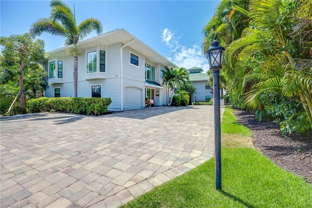 392 7th AVE S 4 NAPLES, FL 34102
