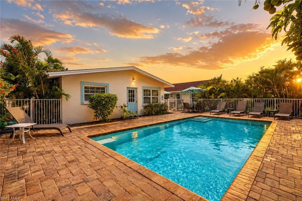 563 105th AVE N NAPLES, FL 34108
