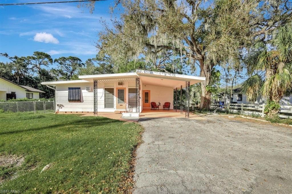 1802 Marilyn DR NORTH FORT MYERS, FL 33917