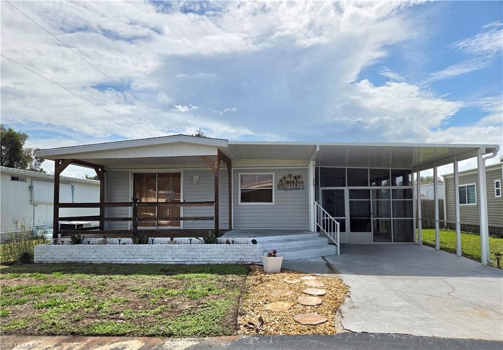 575 Winning WAY NORTH FORT MYERS, FL 33917