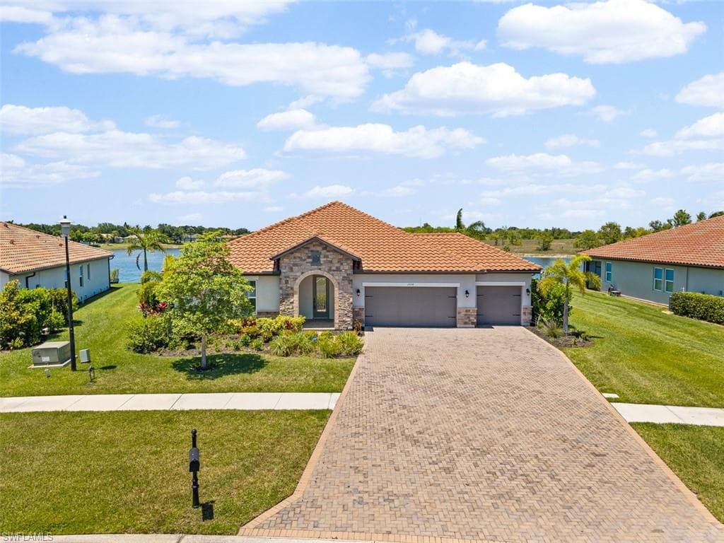 2038 Grove DR NAPLES, FL 34120
