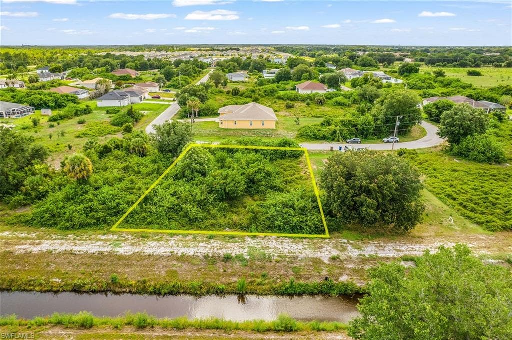 559 Theodore Vail ST E LEHIGH ACRES, FL 33974
