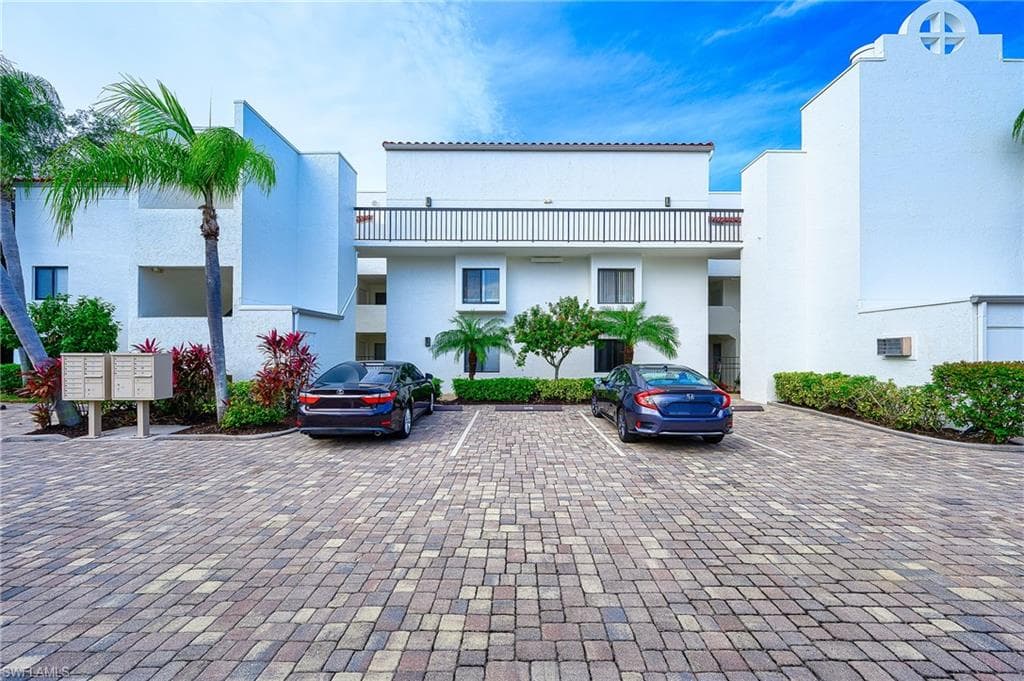 586 Beachwalk CIR O-205 NAPLES, FL 34108