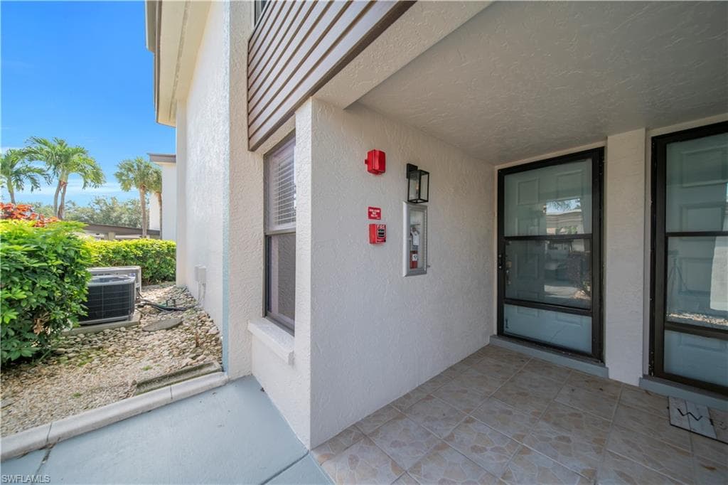 5790 Trailwinds DR 111 FORT MYERS, FL 33907