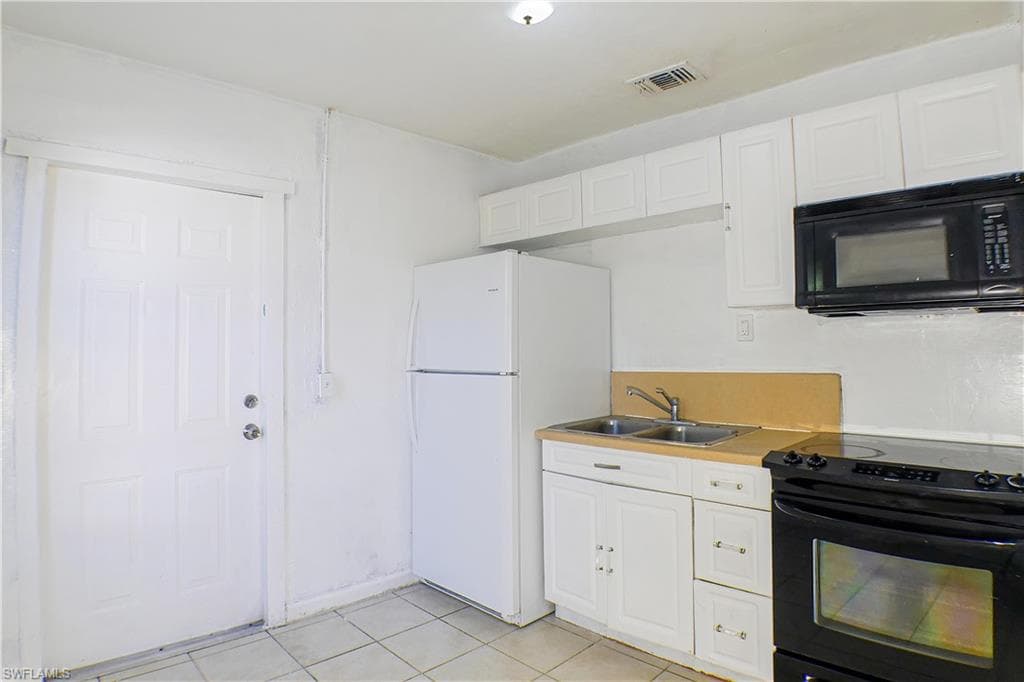 3042 douglas AVE FORT MYERS, FL 33916