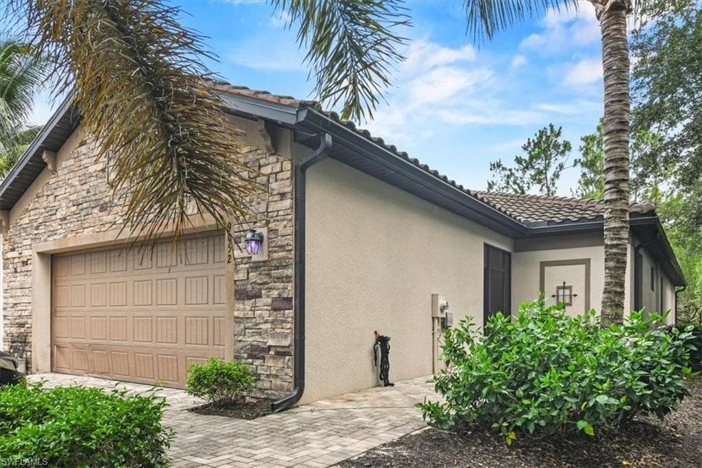 9052 Glenforest DR NAPLES, FL 34120