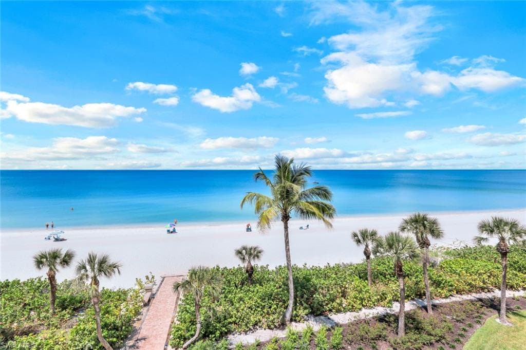 10475 GULFSHORE DR 142 NAPLES, FL 34108