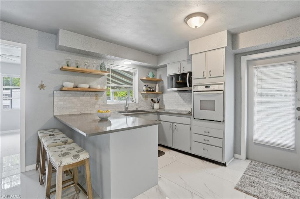 372 Altamont AVE FORT MYERS, FL 33905