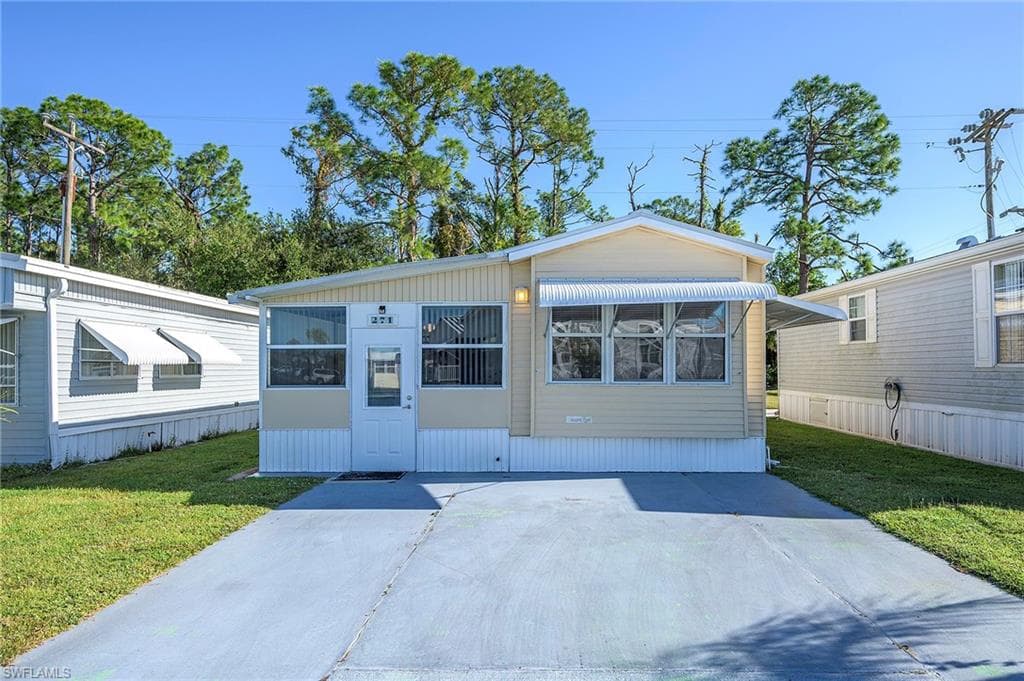 271 Caravan CIR NORTH FORT MYERS, FL 33903