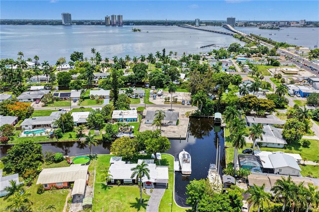 20 Estate DR NORTH FORT MYERS, FL 33917