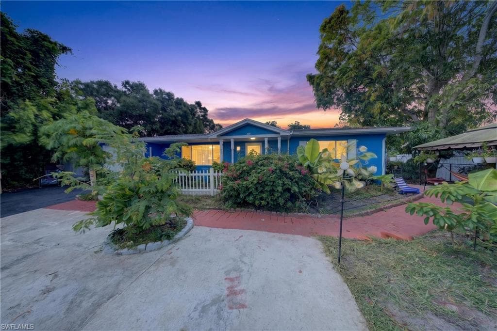 208 Redcliff AVE LEHIGH ACRES, FL 33936
