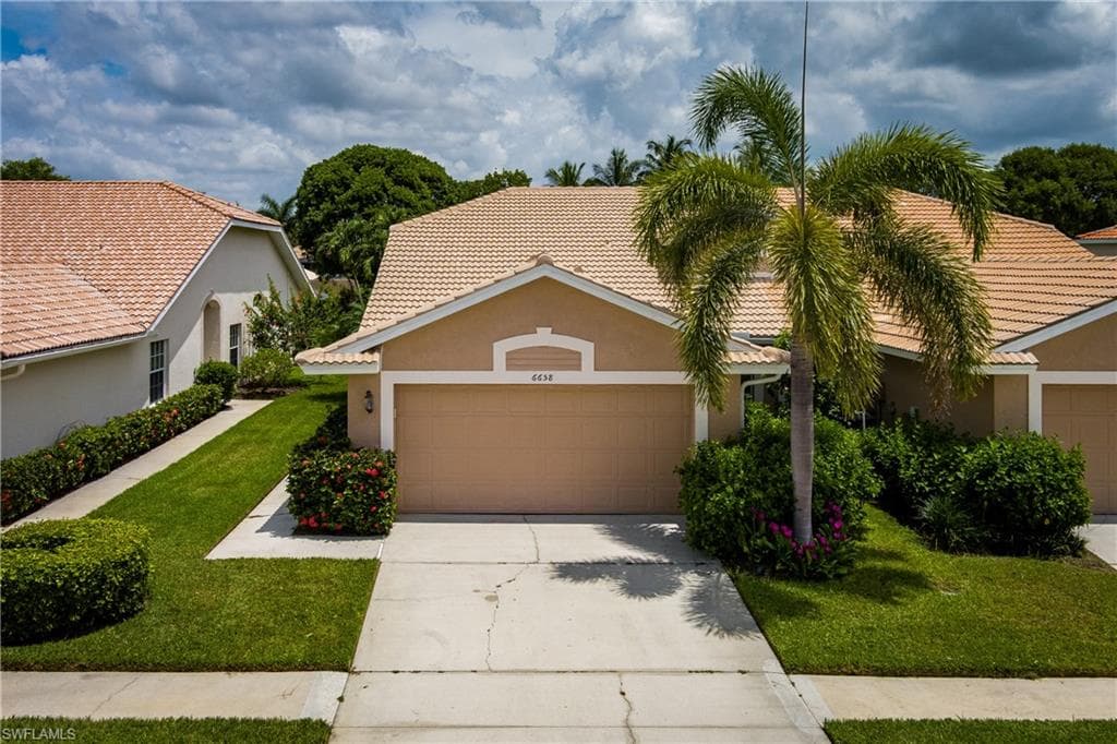 6658 Castlelawn PL 9 NAPLES, FL 34113