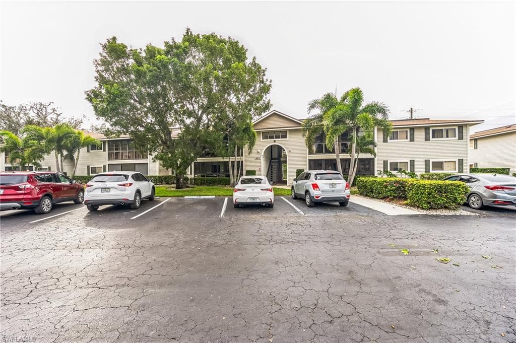 8081 Woods CIR 10 FORT MYERS, FL 33919