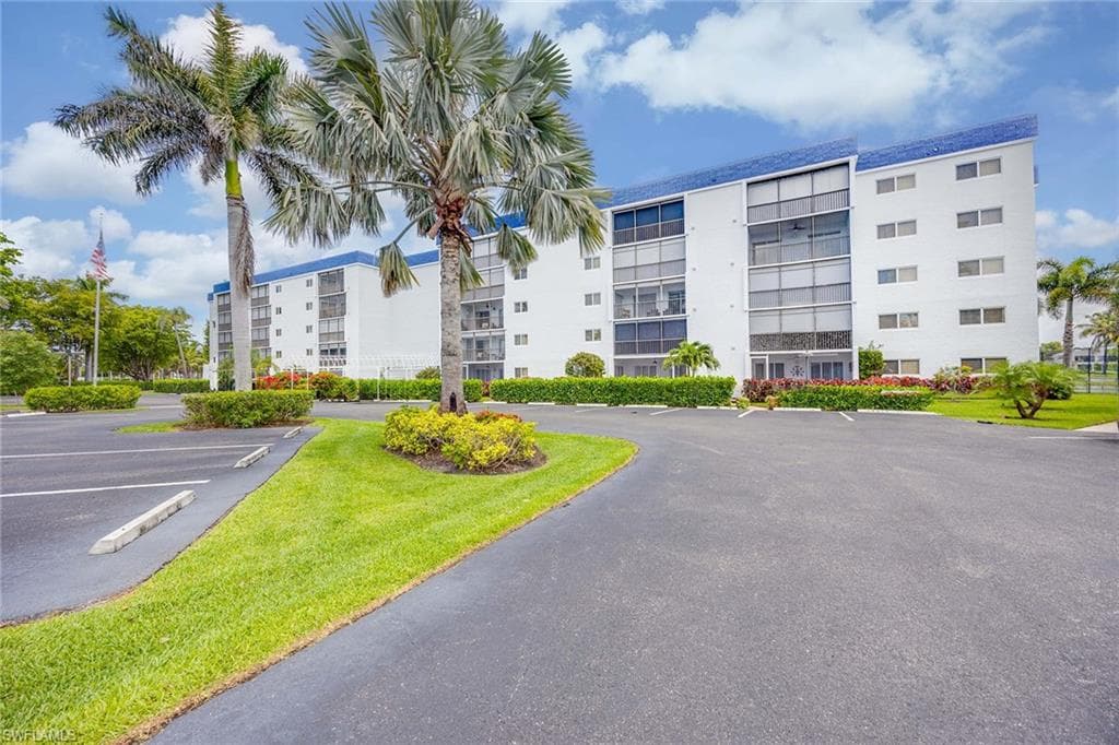 555 Park Shore DR B408 NAPLES, FL 34103