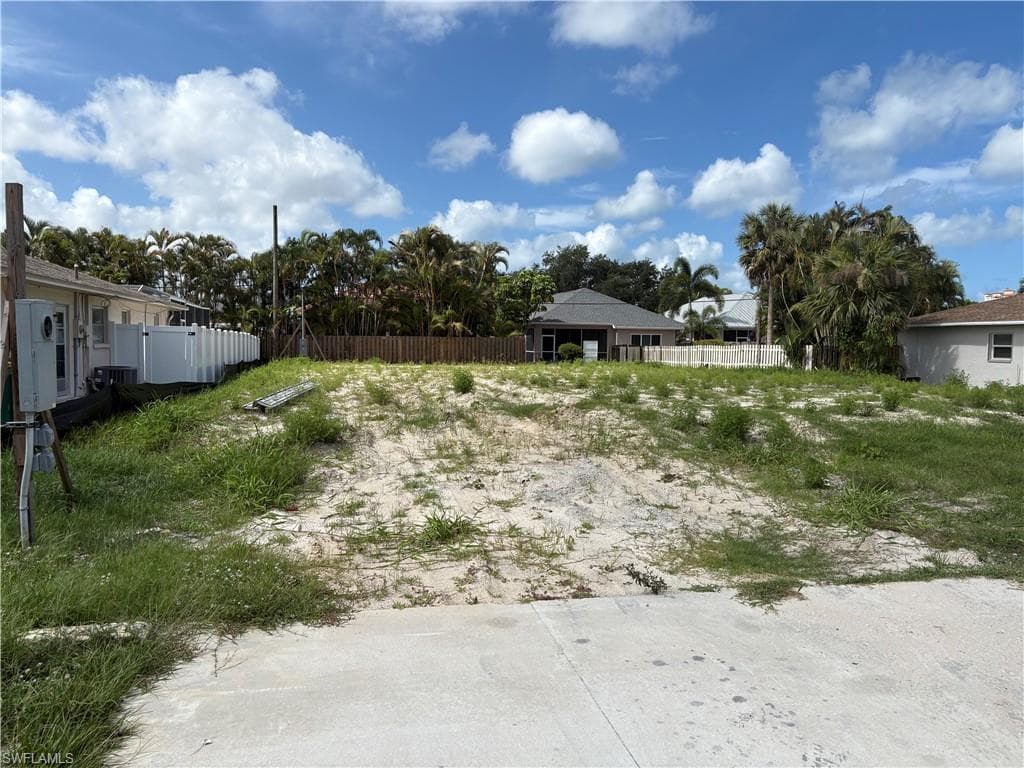 672 96th AVE N NAPLES, FL 34108