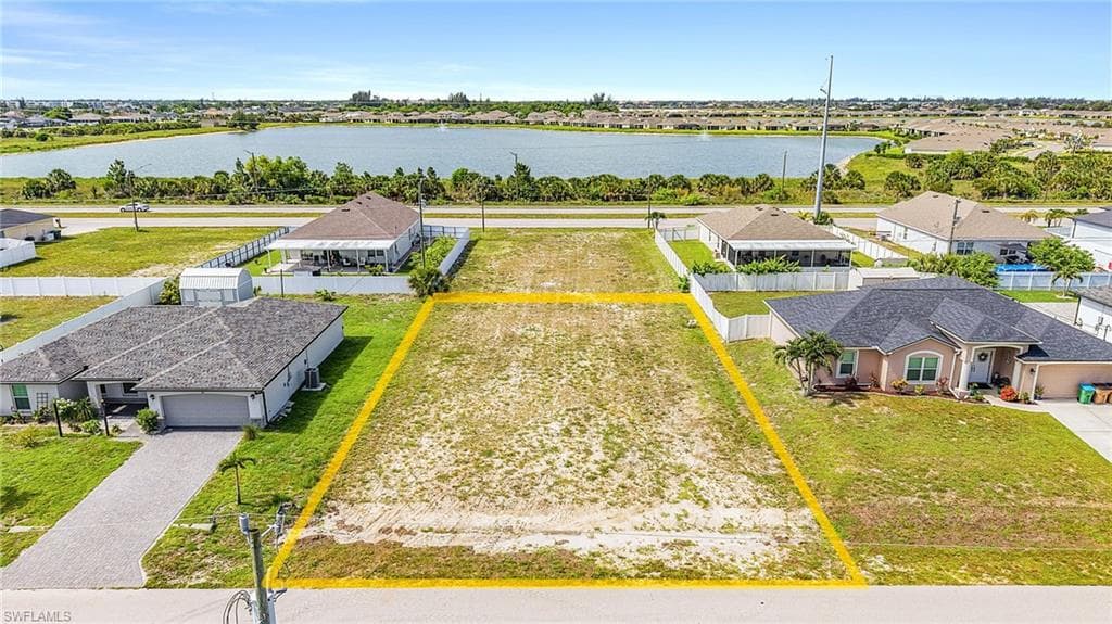 914 NW 8th TER CAPE CORAL, FL 33993