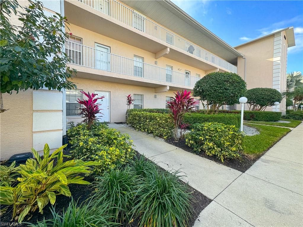 3250 Cypress Glen WAY 424 NAPLES, FL 34109