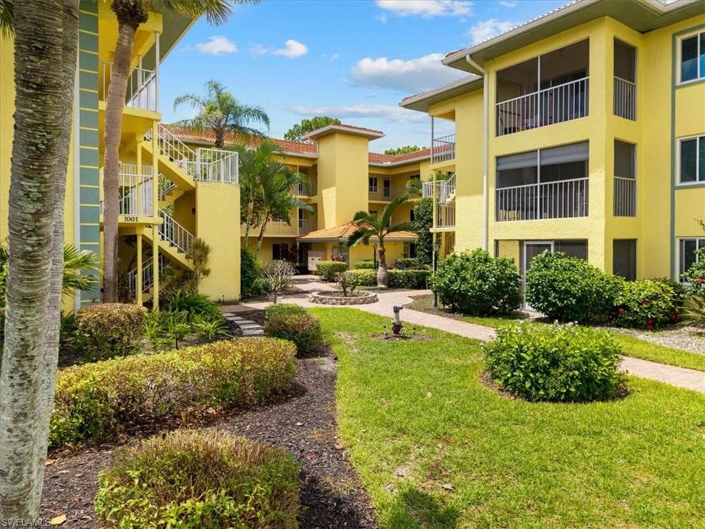 1001 Foxfire LN 102 NAPLES, FL 34104