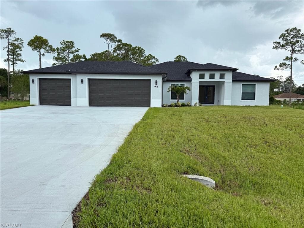 915 Edison AVE LEHIGH ACRES, FL 33972