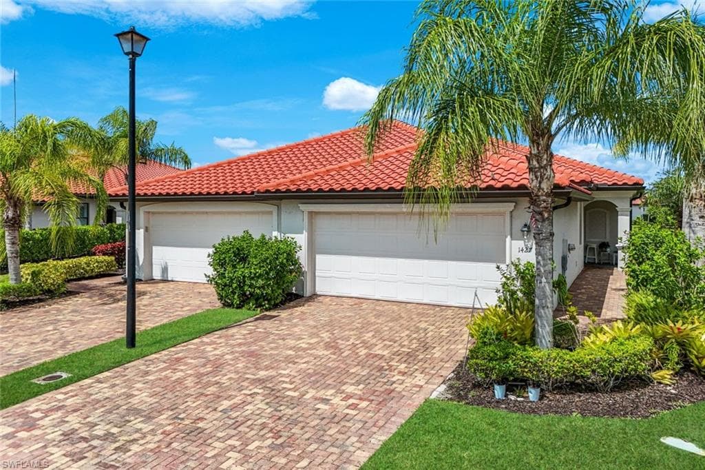 1427 Oceania DR S NAPLES, FL 34113