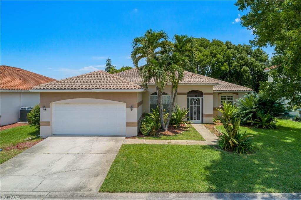 11082 LAKELAND CIR FORT MYERS, FL 33913