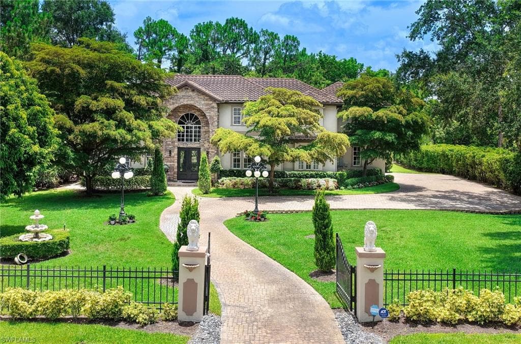 9250 The LN NAPLES, FL 34109