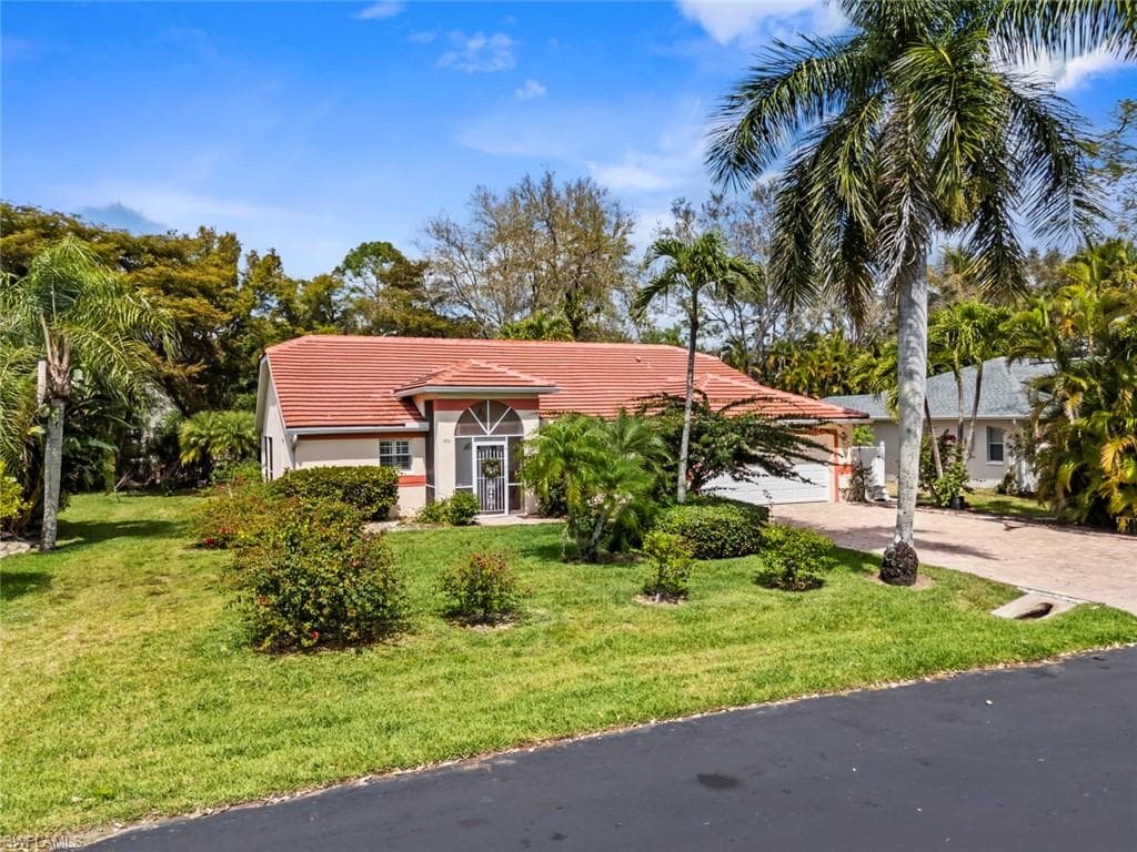 930 Moon Lake DR NAPLES, FL 34104