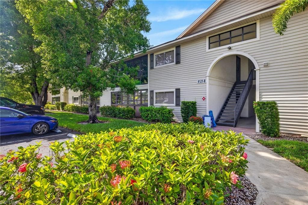 8121 Woods CIR 9 FORT MYERS, FL 33919
