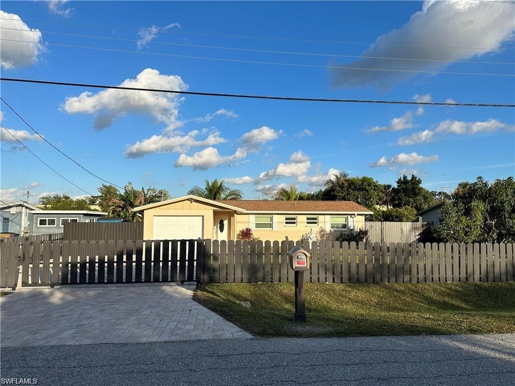 141 Schneider DR FORT MYERS, FL 33905