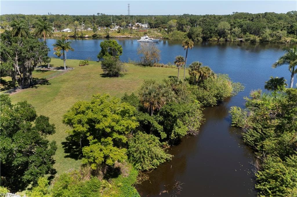 233 De Soto AVE LABELLE, FL 33935
