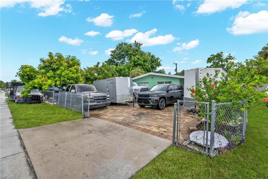1847 Maple DR FORT MYERS, FL 33907
