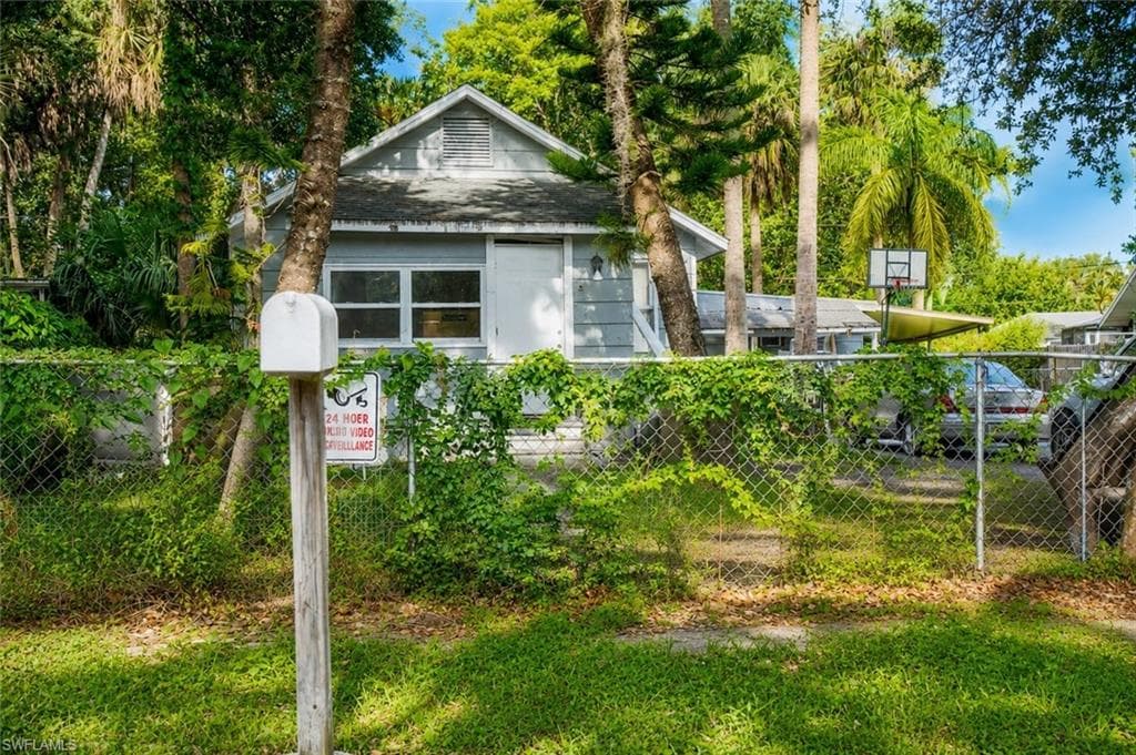 221 Avacado CT FORT MYERS, FL 33905