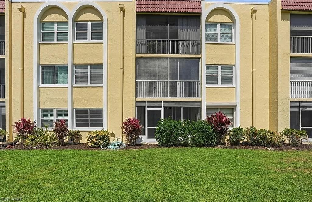 1085 Forest Lakes DR 8102 NAPLES, FL 34105