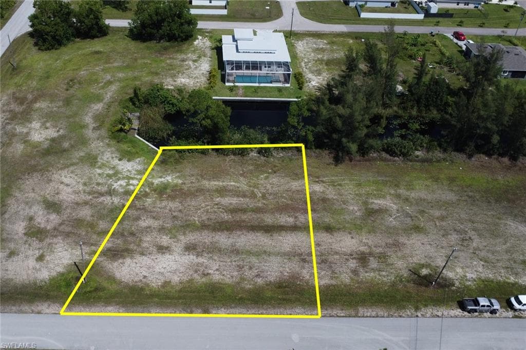 807 NE 38th TER CAPE CORAL, FL 33909