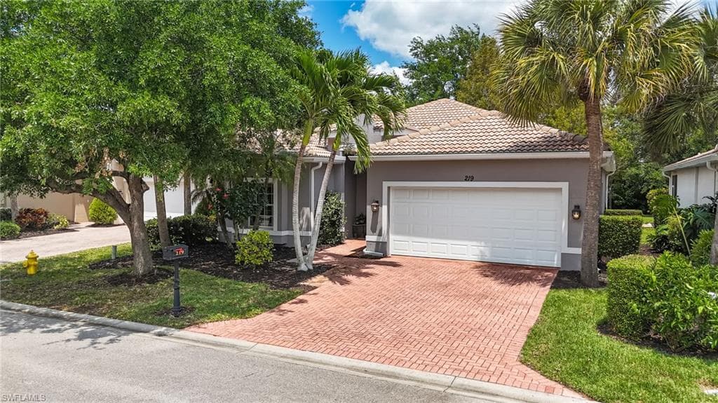 219 Glen Eagle CIR NAPLES, FL 34104