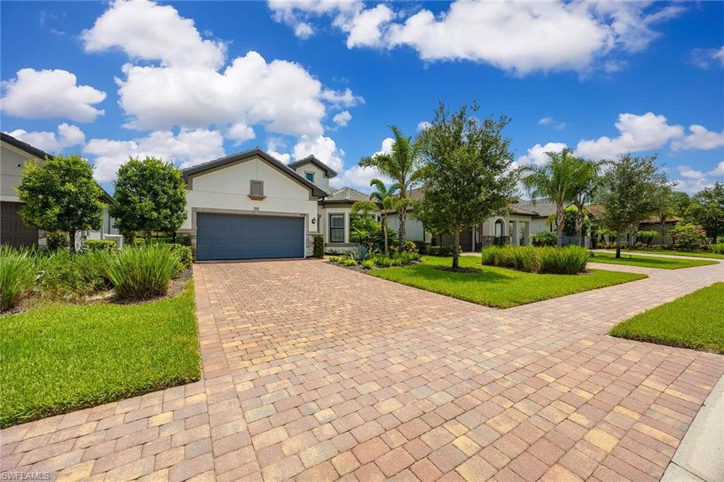 2738 Aviamar CIR NAPLES, FL 34114
