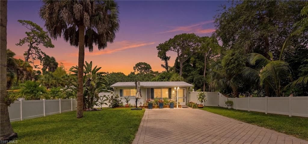 1447 Shadowlawn DR NAPLES, FL 34104