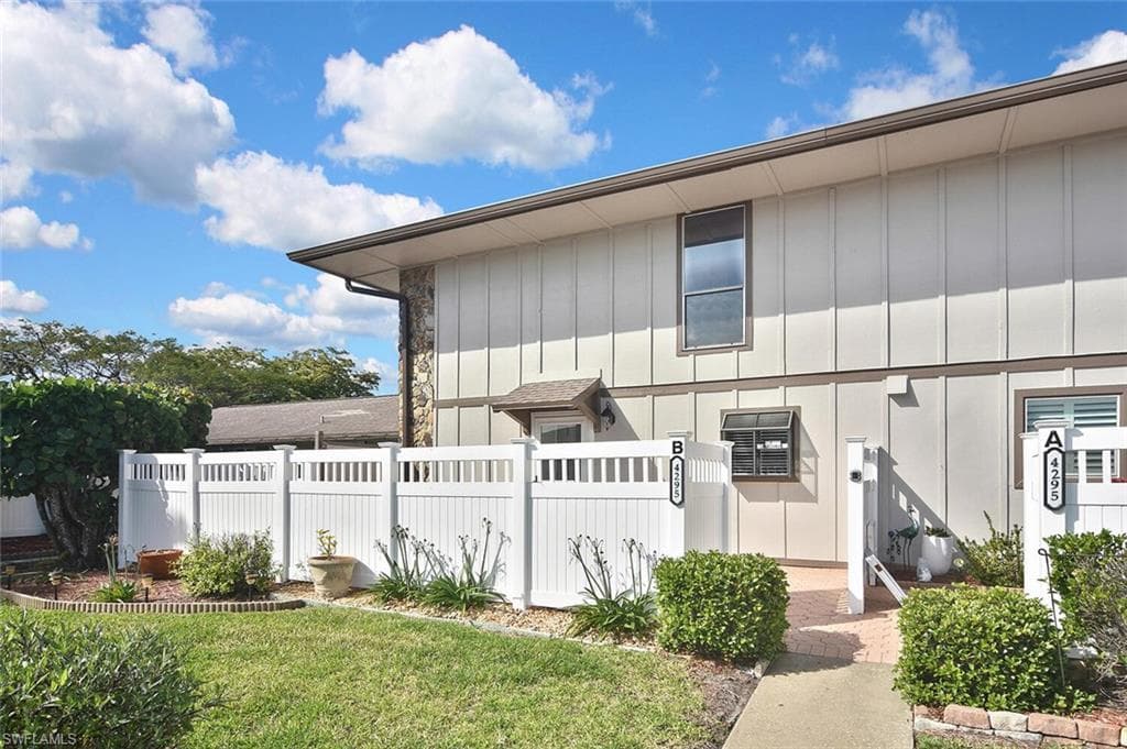 4295 Island CIR 2 FORT MYERS, FL 33919