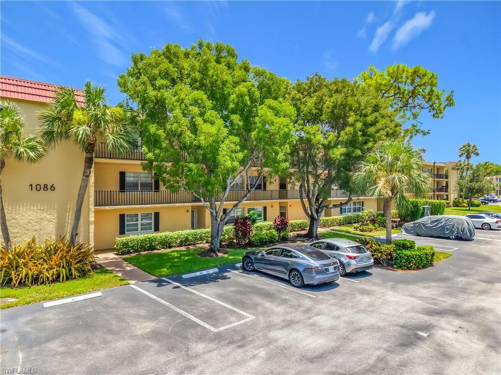 1086 Forest Lakes DR 102 NAPLES, FL 34105
