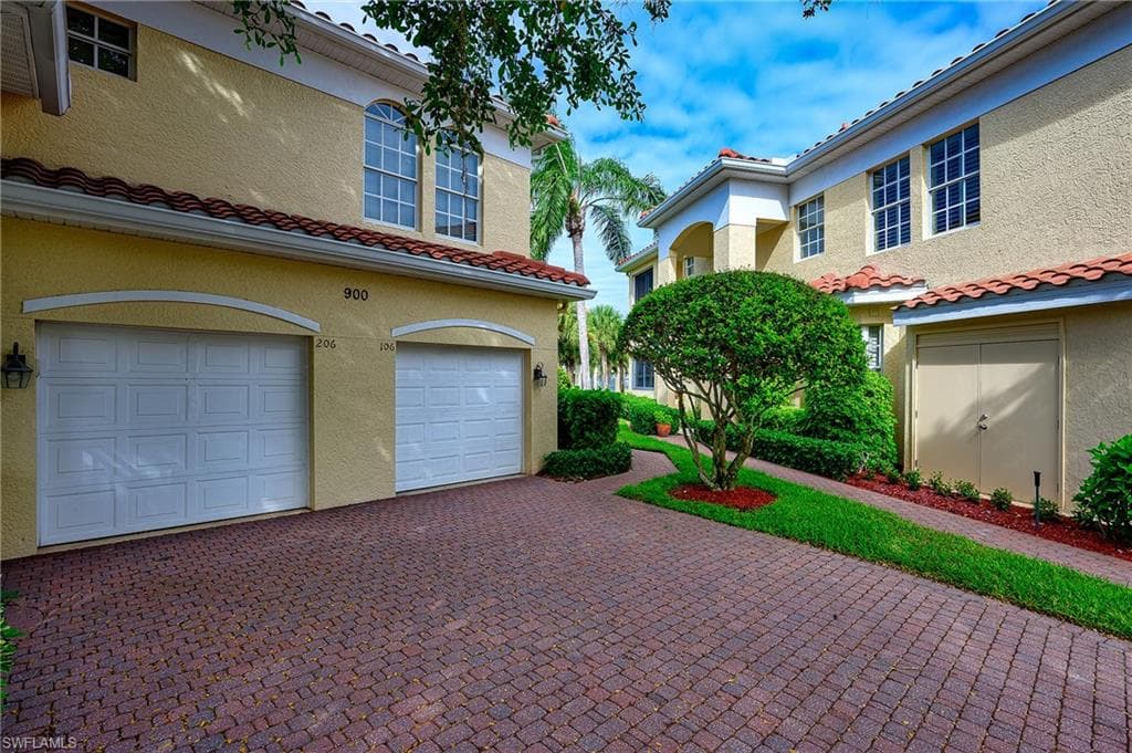900 L Ambiance CIR 9-106 NAPLES, FL 34108