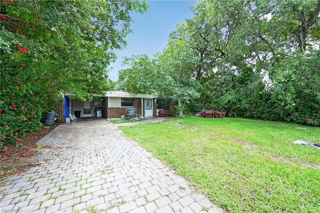 1223 Embassy LN NAPLES, FL 34104