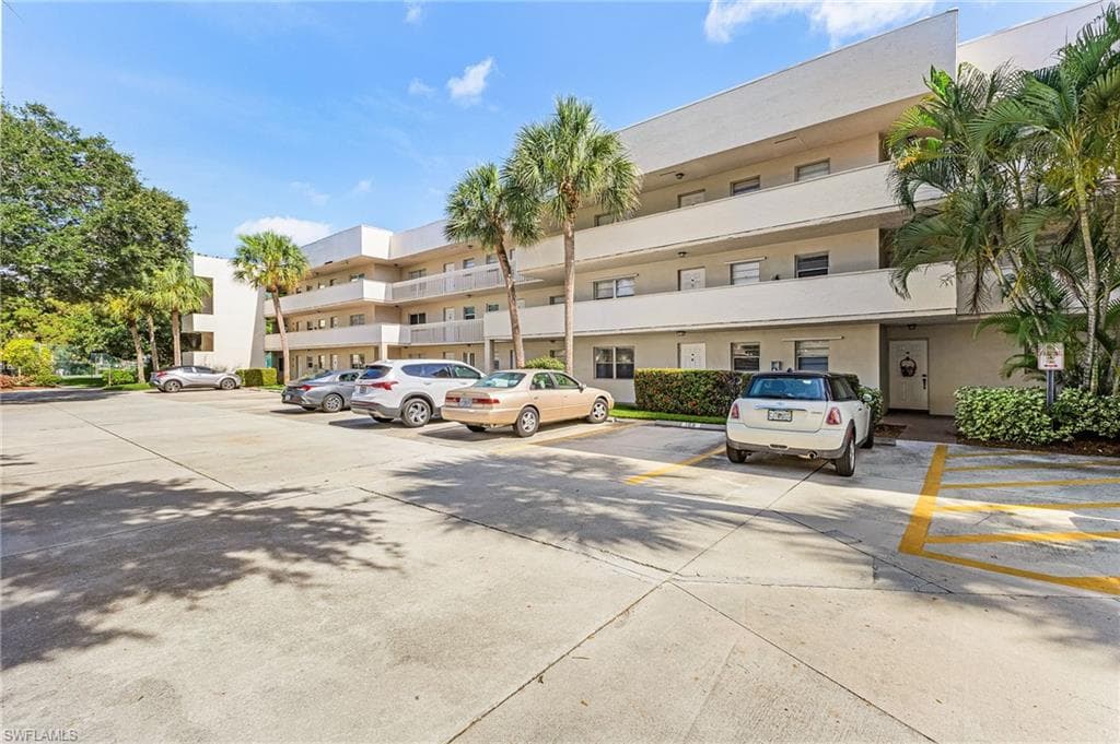 501 Forest Lakes BLVD 105 NAPLES, FL 34105