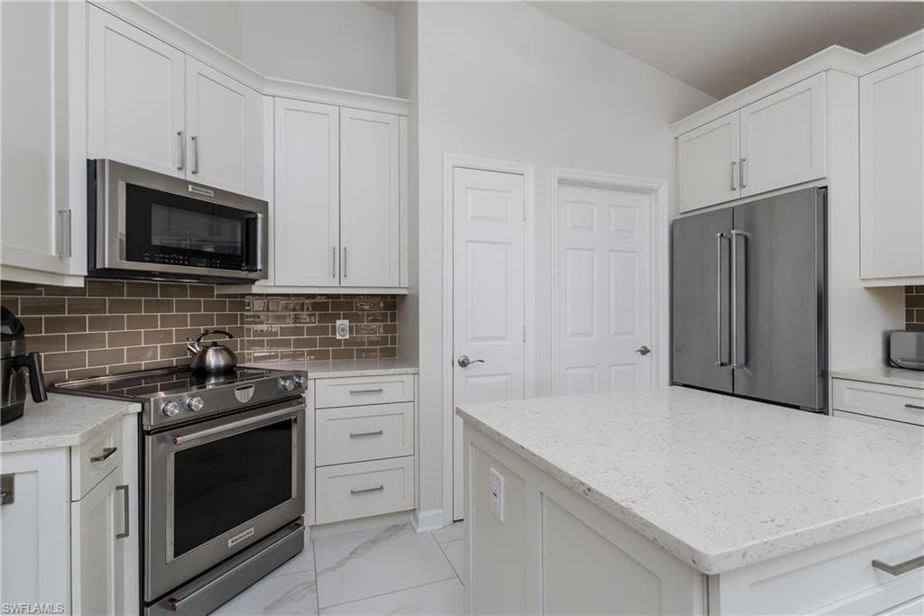 3295 Twilight LN 5302 NAPLES, FL 34109