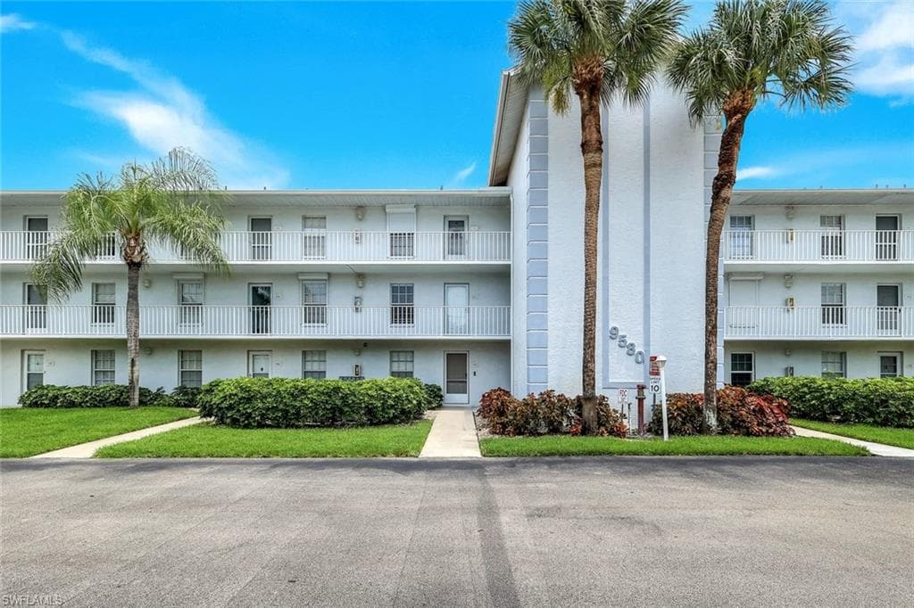 9580 Victoria LN 205 NAPLES, FL 34109