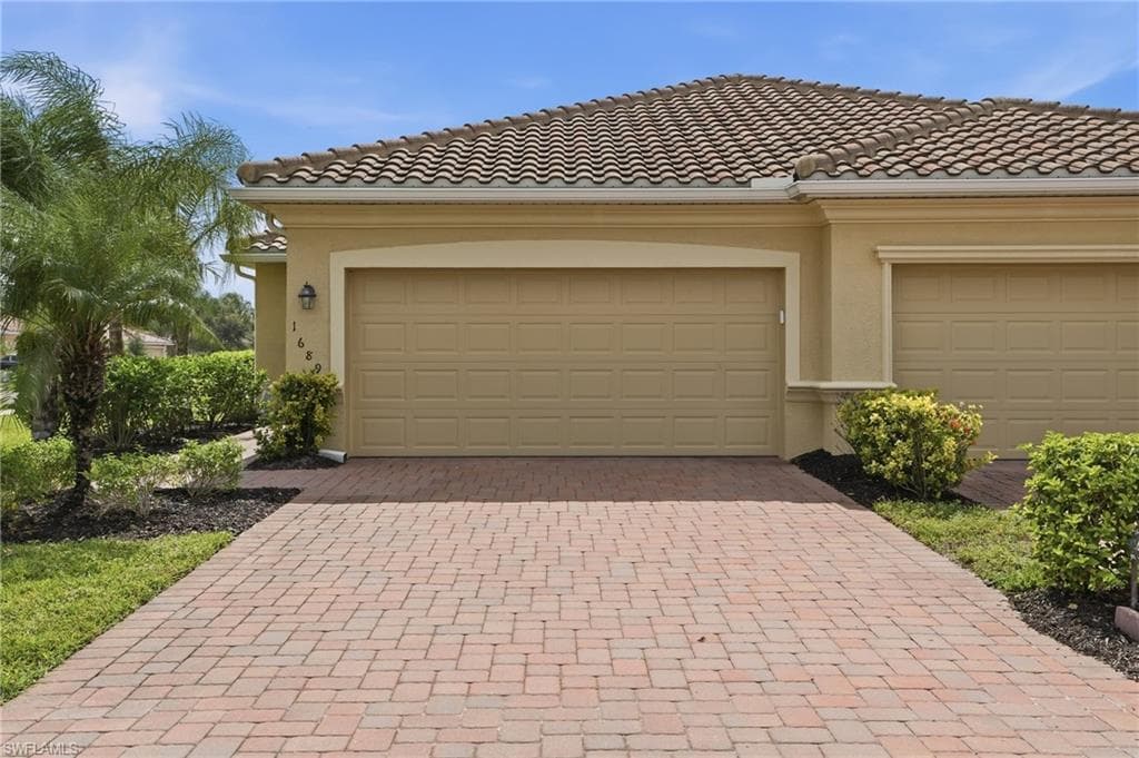 1689 Alameda DR NAPLES, FL 34120