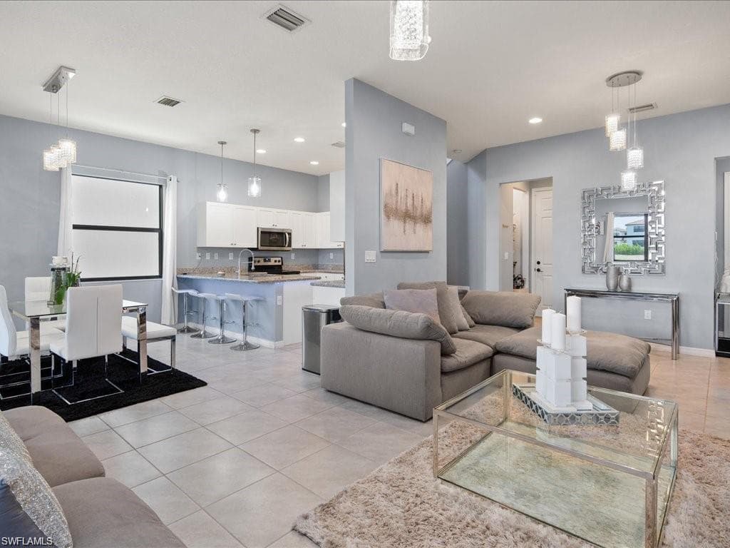 8812 Madrid CIR NAPLES, FL 34104